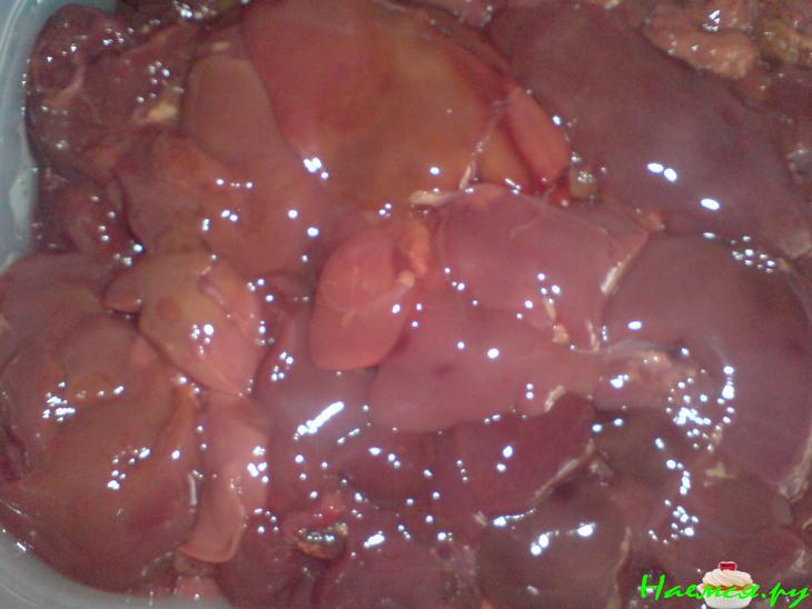 Салат из куриной печени с беконом