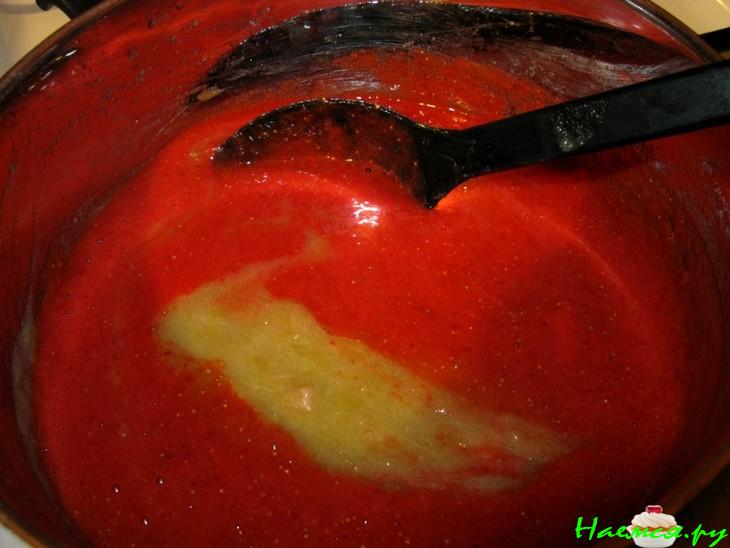 Торт с клубнично-ревеневым муссом