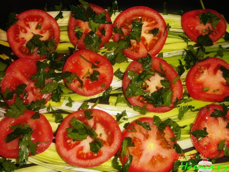 Стейки из семги на помидорах с пореем