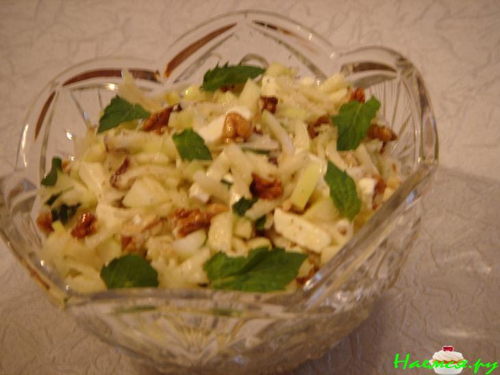 Салат из кольраби с яблоком и грецкими орехами