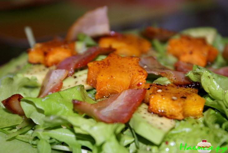 Салат с рукколой, запечённой тыквой и беконом