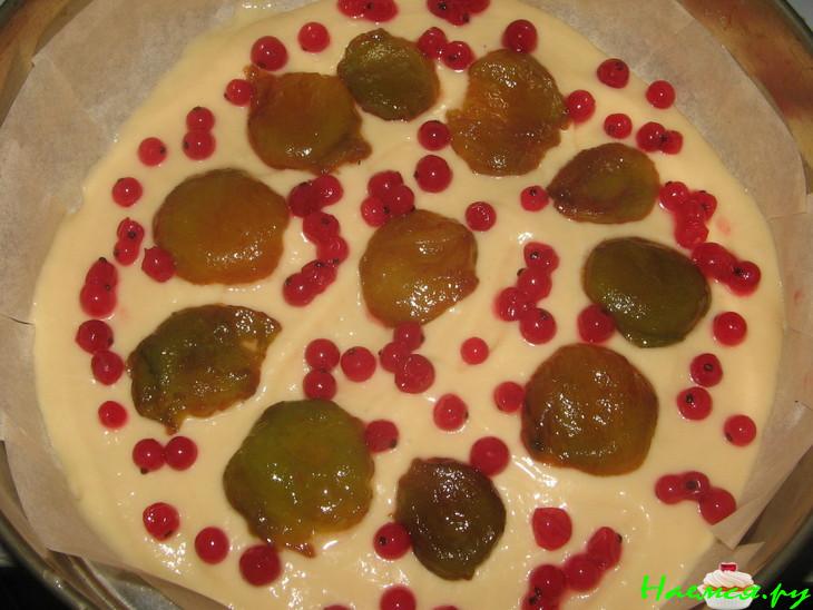 Пирог со сливой и красной смородиной