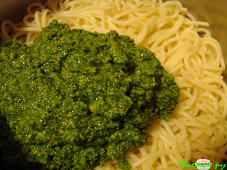 Спагетти с зеленым соусом