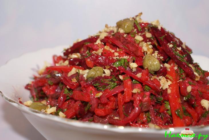 Овощной салат-гарнир с горчично-хреновой заправкой