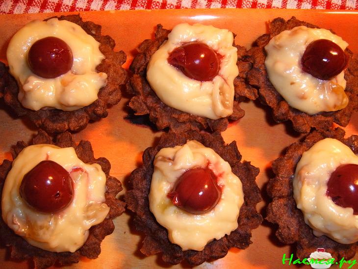 Корзинки с кремом, украшенные клубникой