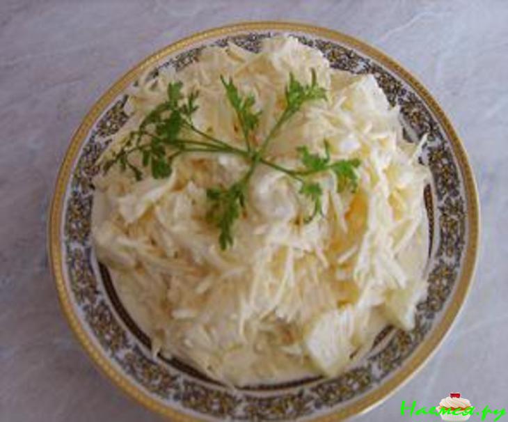 Салат из ананасов с сыром