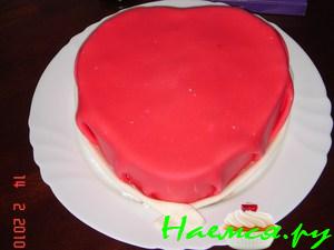 Торт "Сердце", украшенный мастикой