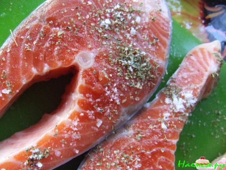 Стейки семги маринованные и приготовленные на углях Стейки семги маринованные и приготовленные на углях