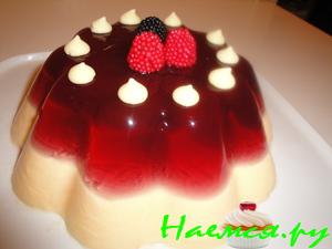 Крем-десерт "Баваруа с желе из лесных ягод"