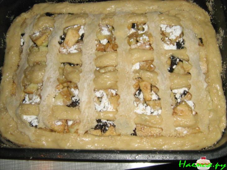 Пирог с яблоком, айвой и черносливом