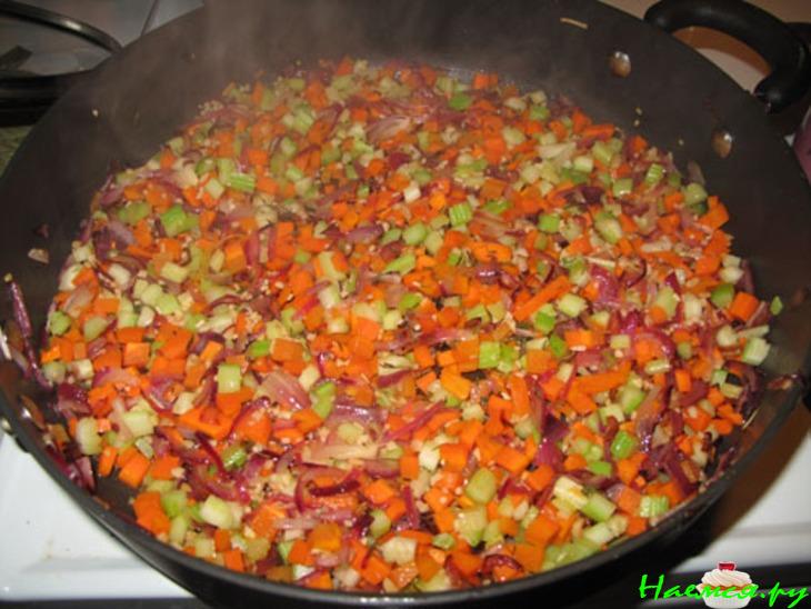 Чечевичный густой суп с овощами, лимонным соком и чесноком