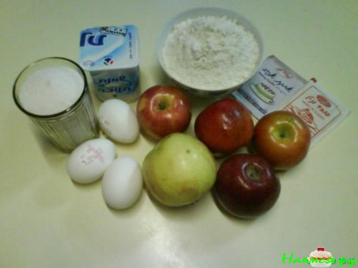 Шарлотка на сметане с яблоками и корицей