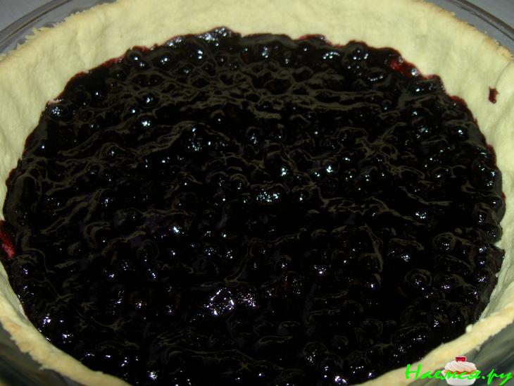 Открытый пирог с черникой и творогом