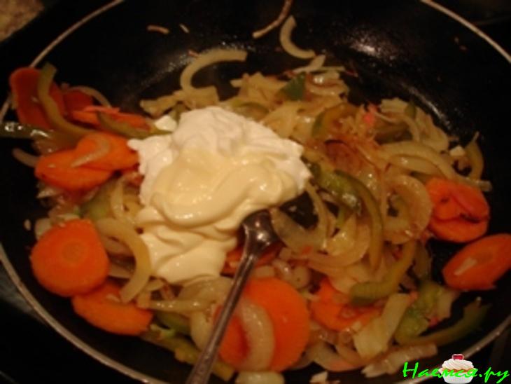 Сазан пряный запеченный с овощами