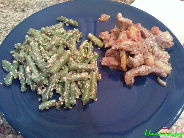 Стручковая фасоль с кунжутом и чесноком