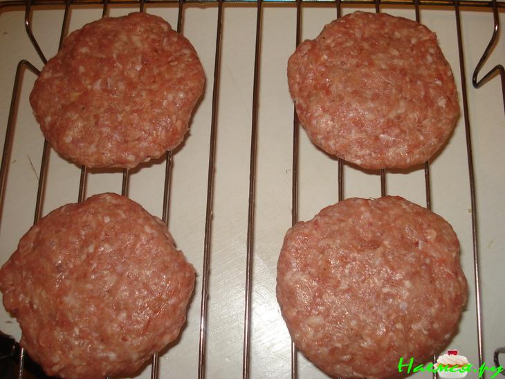 Котлеты с копчёным сыром и соусом из сладкого перца Котлеты с копчёным сыром и соусом из сладкого перца