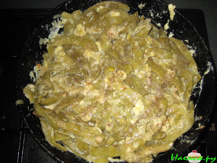 Яичница с зеленой фасолью и зеленью