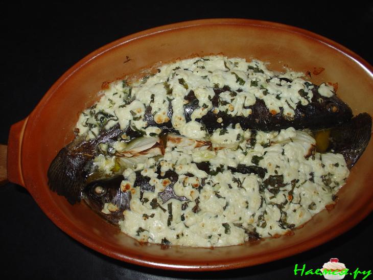 Радужная форель, запеченная с брынзой и щавелем