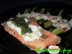 Форель запеченная со шпинатом и сливочным сыром