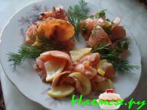 Подача красной рыбки домашнего посола