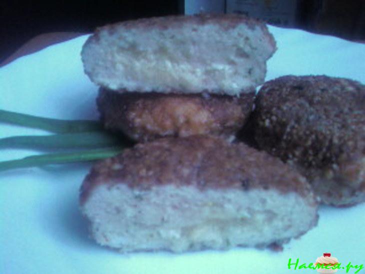 Котлетки с начинкой из ананаса под ореховой корочкой