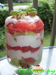 Десерт из творога с дыней и грейпфрутом