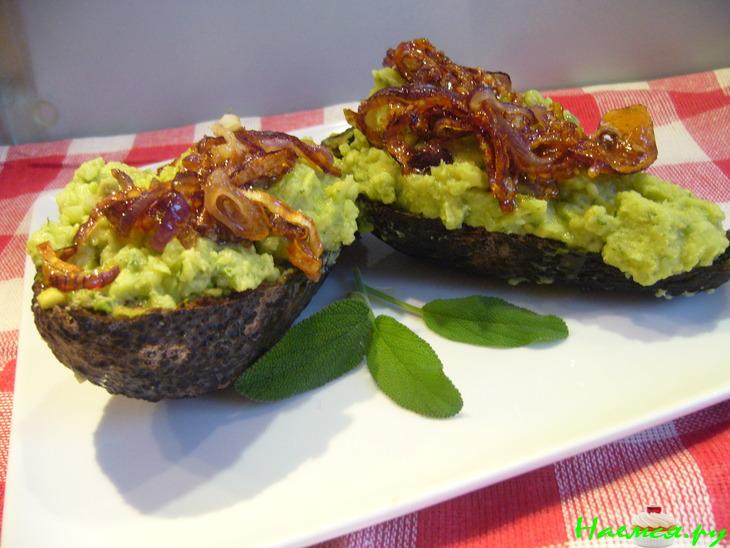 Картофельно-авокадовое пюре с карамелизированным луком