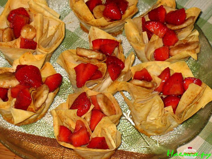 Клубнично-банановые корзинки с лимонным сорбе Клубнично-банановые корзинки с лимонным сорбе
