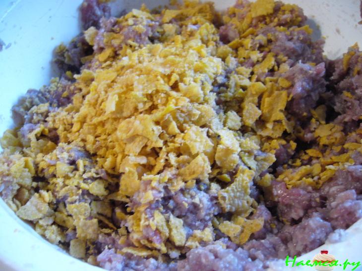 Котлета рубленная, запеченная под томатно-грибным соусом