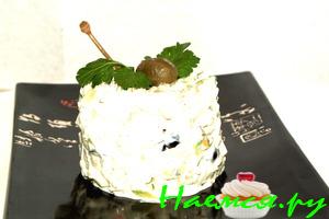 Салат "Нептун" с авокадо и перепелиными яйцами