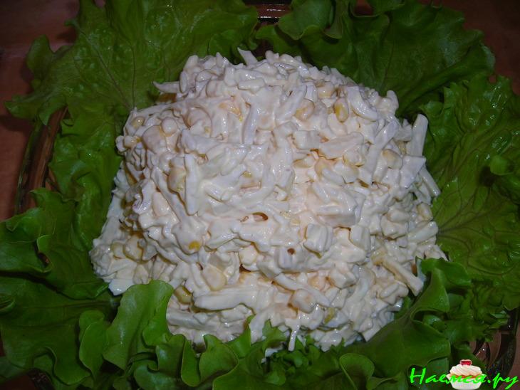 Салат с кальмарами, сыром и кукурузой