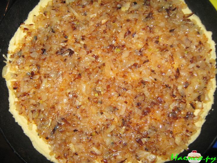 Луковый пирог со сметанно-сырной заливкой Луковый пирог со сметанно-сырной заливкой
