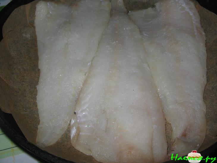 Рыба запеченная под свеклой с грецкими орехами