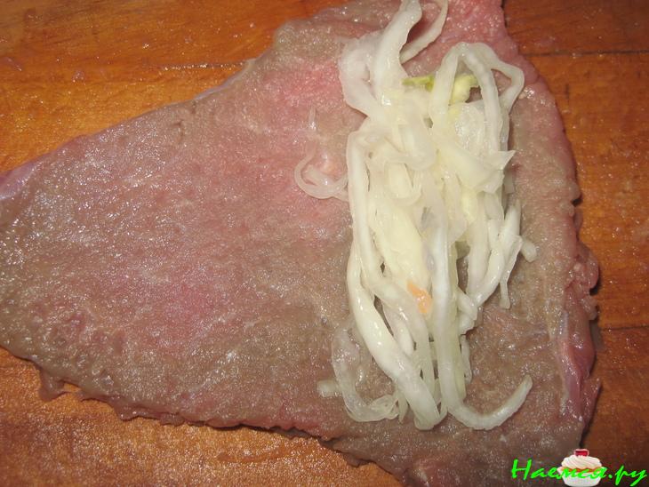 Рулетики из говядины с квашенной капустой в сметанном соусе