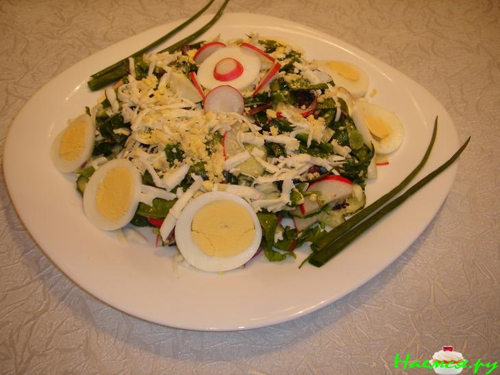 Весенний салат из редиса со шпинатом