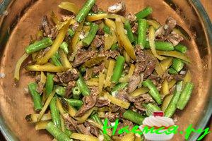 Салат из куриных сердечек с фасолью