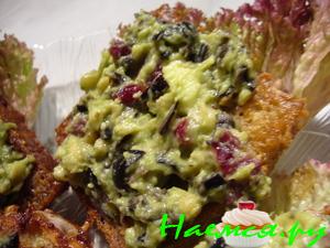 Гренки с авокадо-оливковой смесью