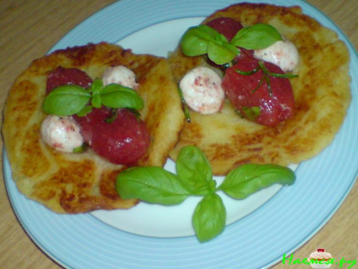 Закуска из картофельных оладий и маринованных помидорок и сыра