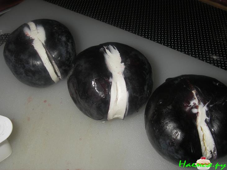 Сливы с сыром и копченой грудинкой Сливы с сыром и копченой грудинкой