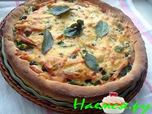 Ароматный пирог с баклажанами, зеленой фасолью и ветчиной