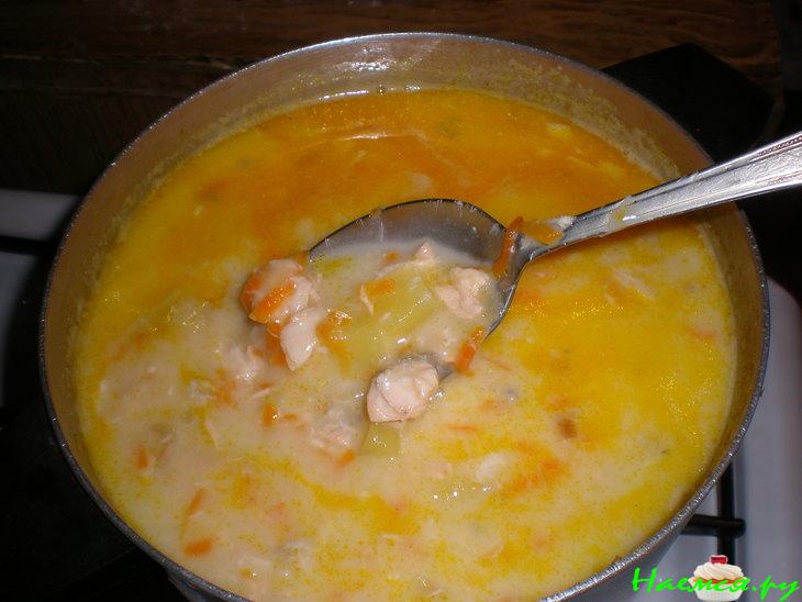 Сырный суп с красной рыбой, заодно солим рыбку