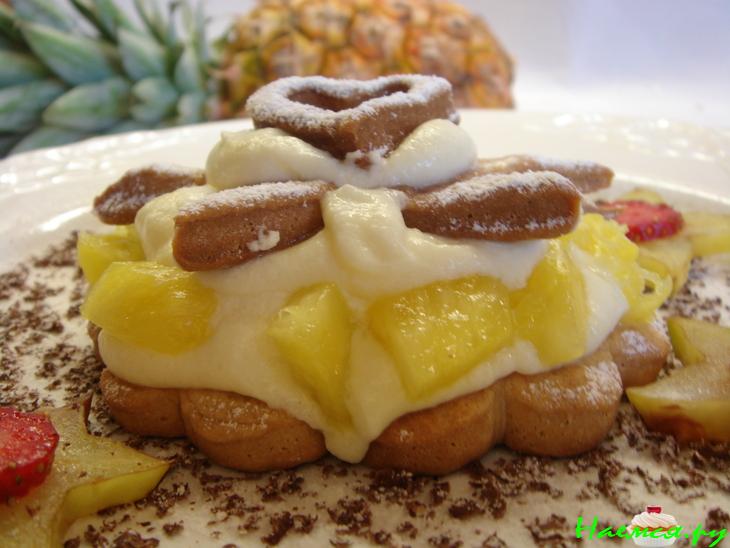 Десерт с песочным печеньем и фруктами Десерт с песочным печеньем и фруктами