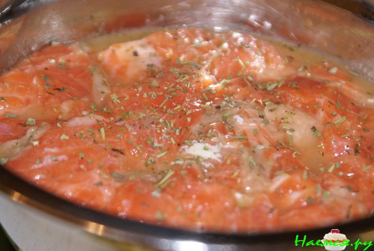 Салат с кусочками форели в нори