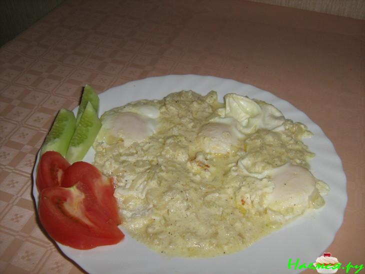 Яичница в сметанно-луковом соусе