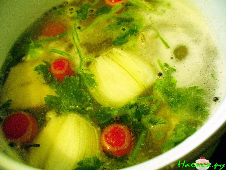 Рыбка отварная с соусом