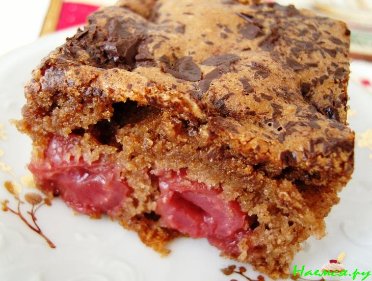 Пирог с вишней и шоколадом