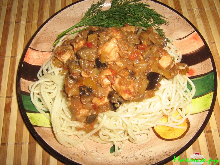 Густой соус с куриной грудкой и овощами