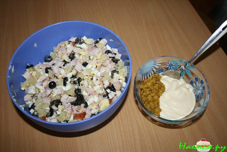 Салат "Любимый" с копченой курочкой и ананасами