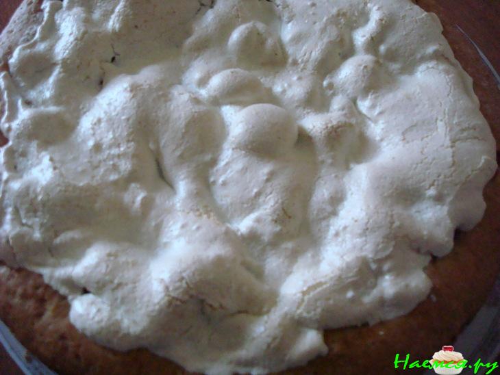 Пирог со сливами и безе