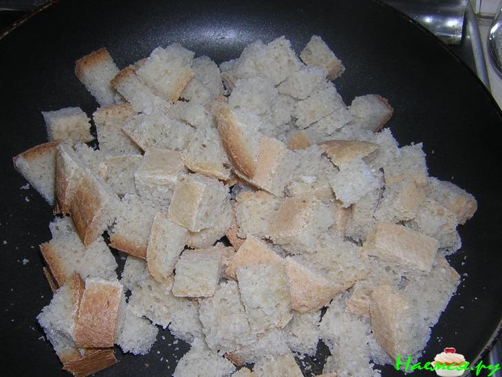 Суп с чесночными гренками на мясном бульоне